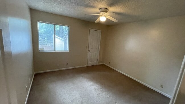 Building Photo - Townhouse For Rent