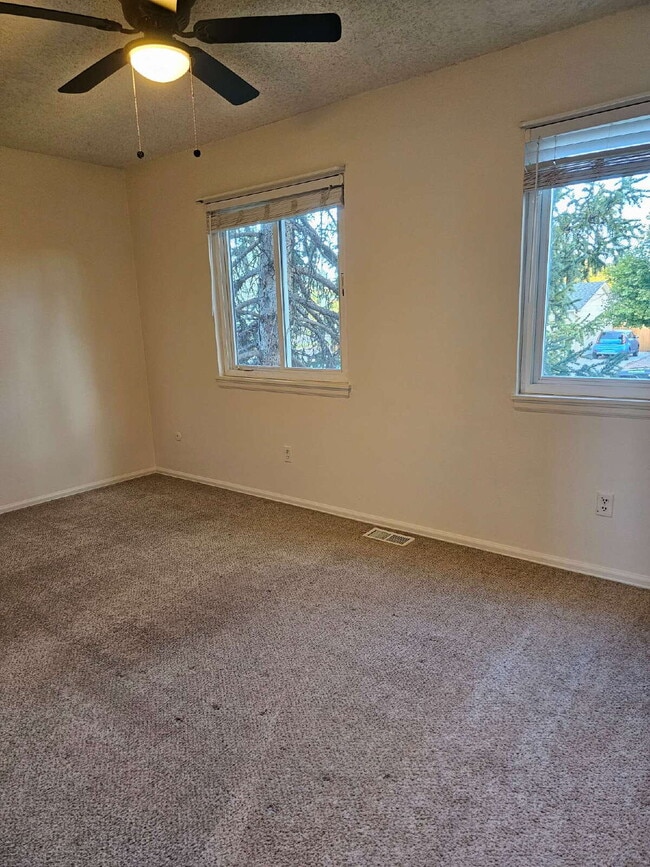 Building Photo - Charming 3BR/2BA with Massive Yard and Gar...