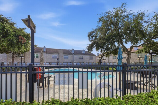 Building Photo - 506 Wilcrest Dr