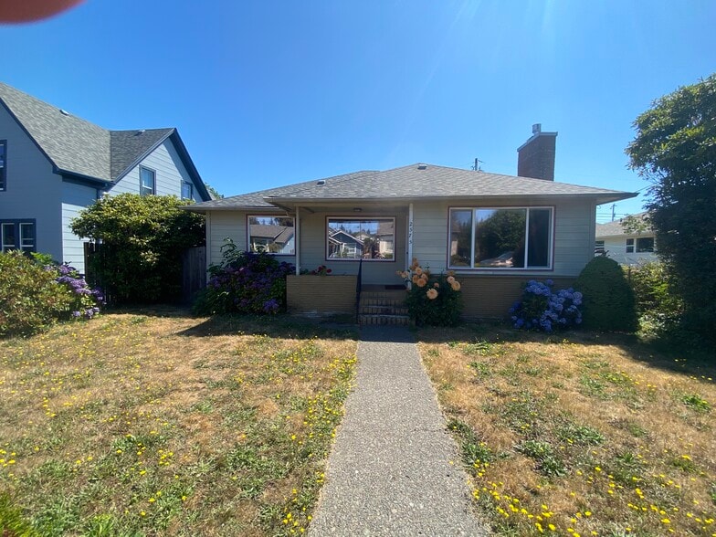 Charming Mid-Century Porch - 2575 Sheridan Ave