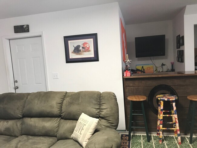 Building Photo - Townhouse with Fenced Backyard!