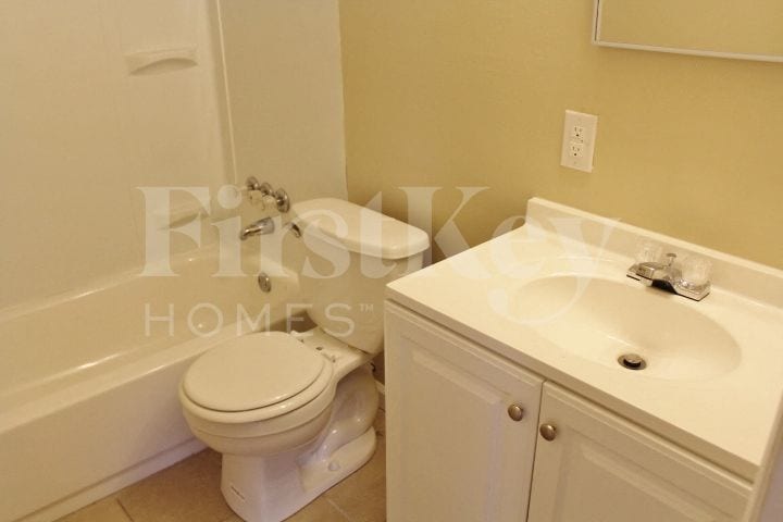 Building Photo - 9404 Granville Pl