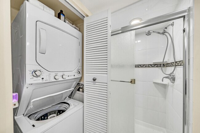 Building Photo - 9285 Vista del Lago