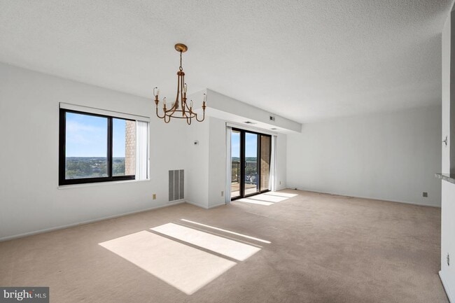 Building Photo - 307 Yoakum Pkwy