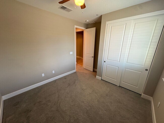 Building Photo - Spacious 4 Bed 3 Bath Tracy Home