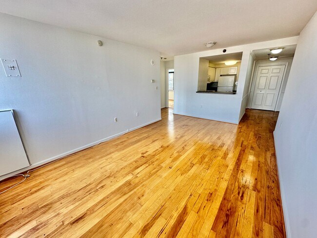 Building Photo - Fantastic 1 Bed with Den/Office/Additional Sleeping area! Conveniently located near Dupont, Logan...