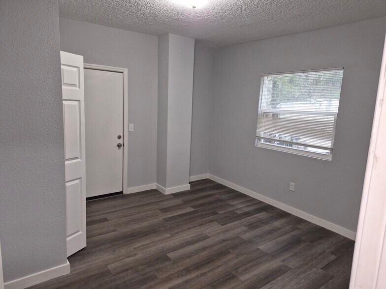 Building Photo - 211 E 17th St