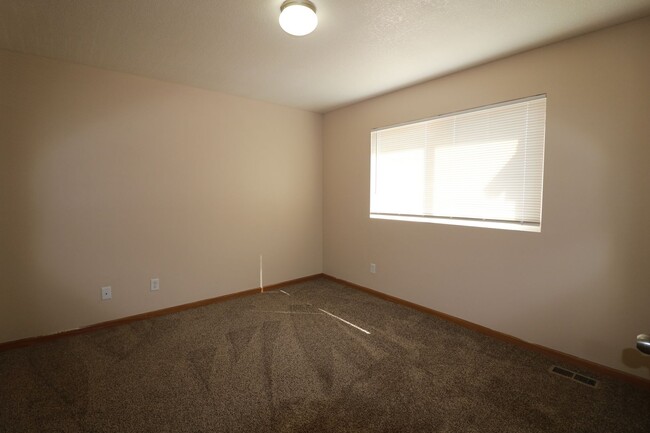 Building Photo - AWESOME 3 BEDROOM HOME CLOSE TO FORT RILEY