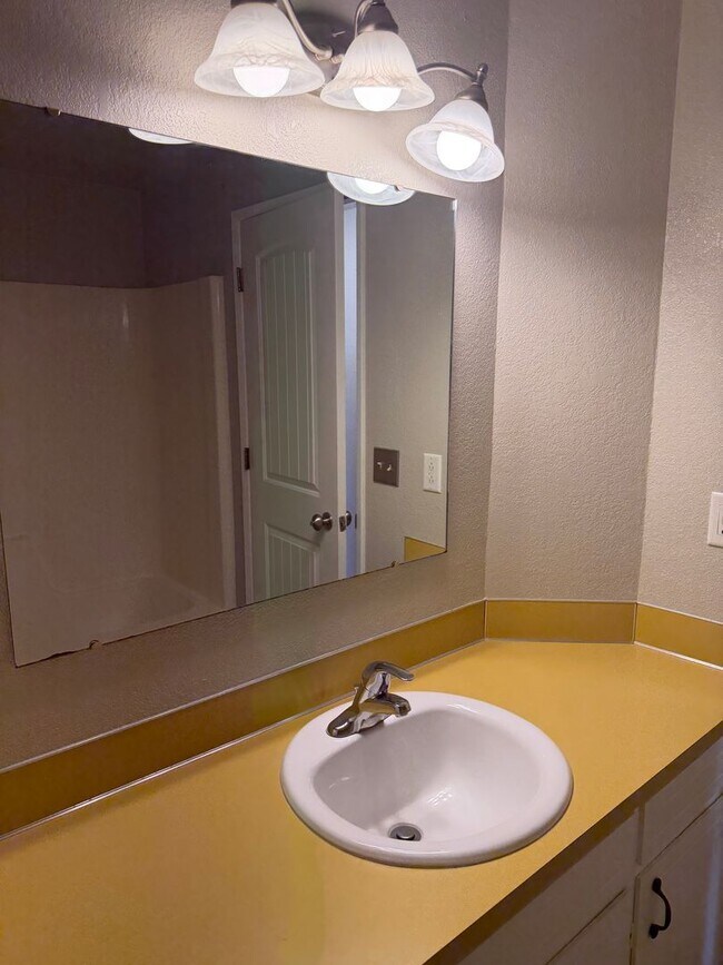 Building Photo - Updated 3-bedroom, 2-bathroom house in desirable Thurston neighborhood!