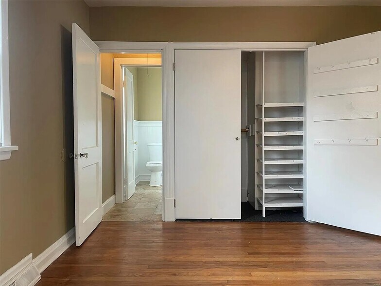 Building Photo - 21 S Schlueter Ave