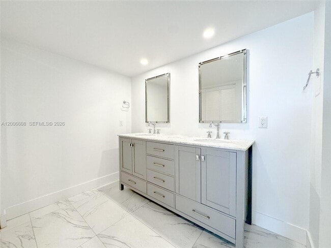 Building Photo - 210 Seaview Dr