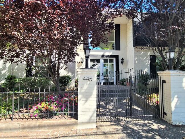 Primary Photo - Spacious & Bright 3-Bedroom Condo in Menlo...