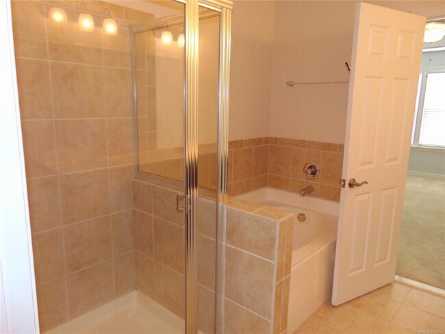 Building Photo - 3215 Kenton Ct