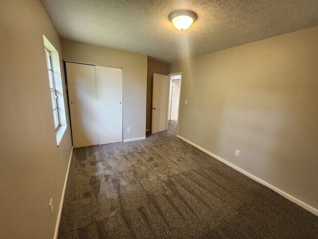 Building Photo - Updated 3 bedroom 1 bath in Fairdale with ...