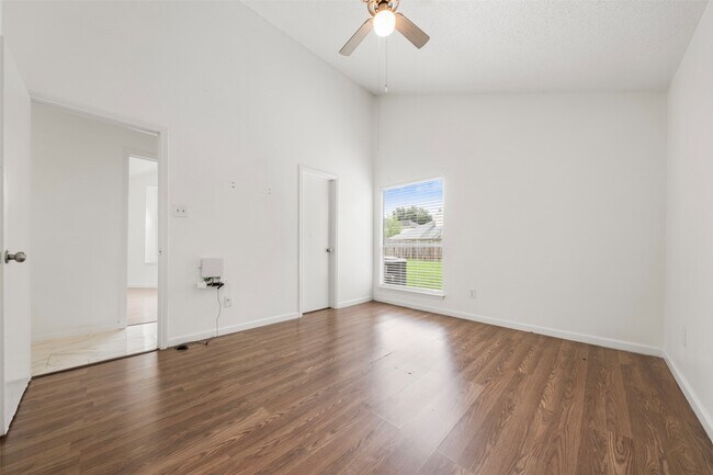 Building Photo - 6606 Laurel Glen Dr