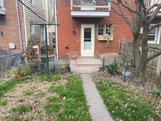 Building Photo - Beautiful 2 Bedroom Semi-Detached Home in Lancaster!