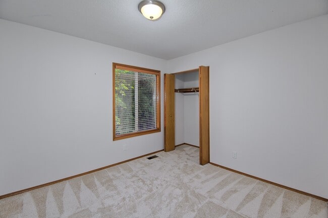 Building Photo - Beautiful cul-de-sac home, with fenced in yard