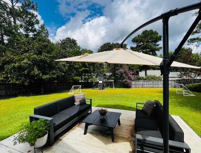 Big fenced in backyard - 173 Bellhaven Dr
