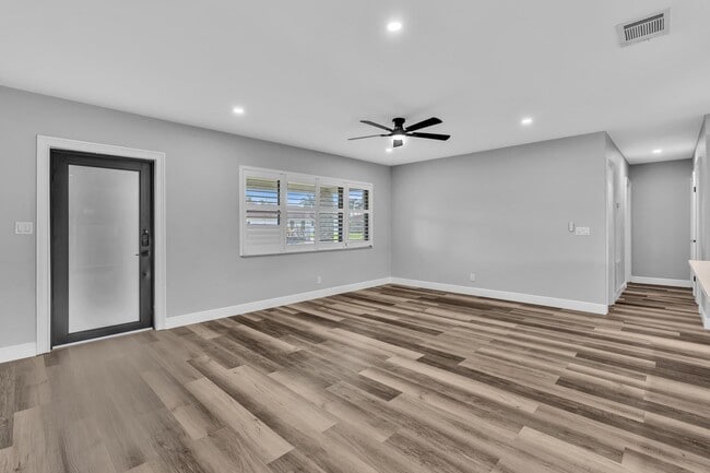 Building Photo - 2056 Park Pl