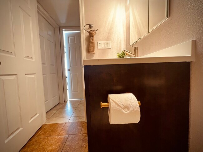 Building Photo - 4041 E Camelback Rd