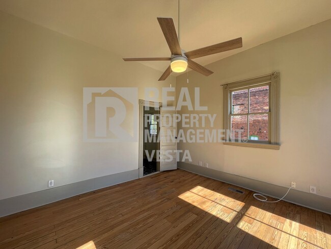 Building Photo - Beautiful Downtown Apartment - Perfect For...