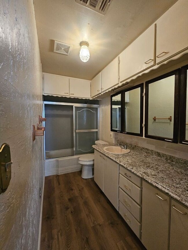 Building Photo - Spacious 3-Bedroom Home