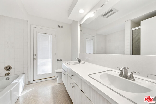 Building Photo - 8900 Alto Cedro Dr