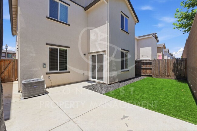Building Photo - Practically Brand new | 3 bedroom 2.5 bathroom + loft