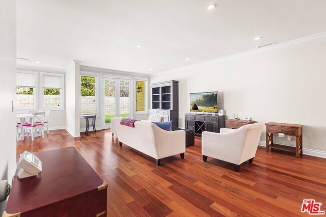 Building Photo - 209 25th St