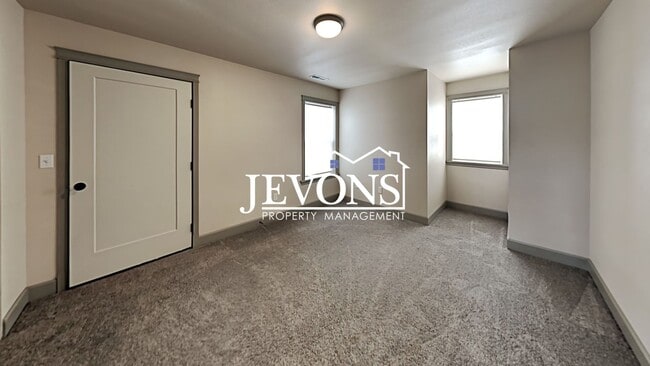 Building Photo - Spacious 4-bedroom home with fully equippe...