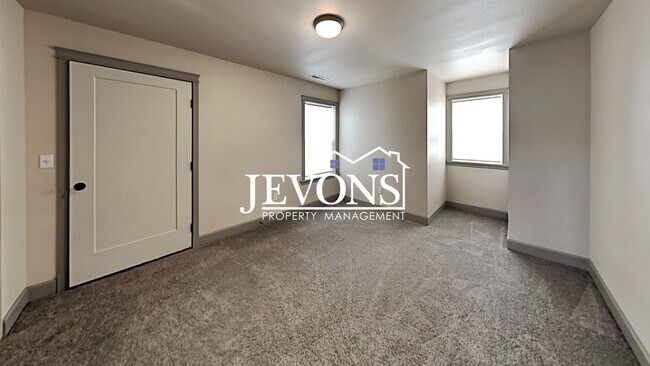 Building Photo - Spacious home with fully equipped kitchen and 2-car garage near Stewart Park