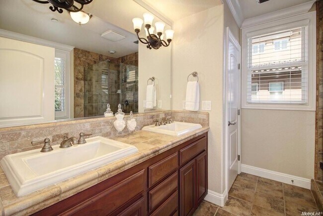 Building Photo - Absolutely Stunning Home in Fabulous Pavilions Place Community