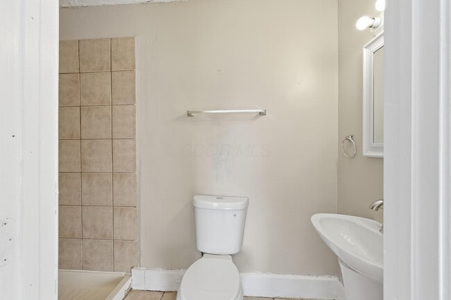 Building Photo - 1452 Summit St