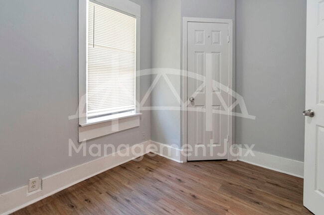 Building Photo - 1044 W 28th St