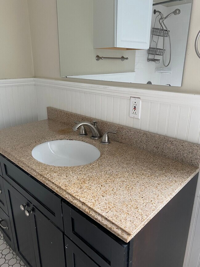 Building Photo - 327 38th St