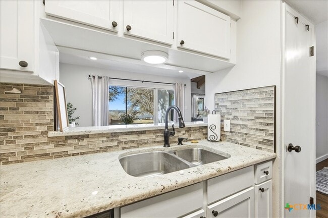 Building Photo - 1135 Parkview Dr