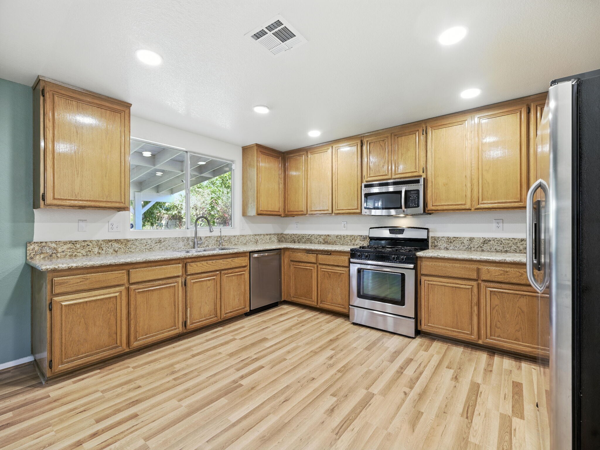 Building Photo - 44131 Sunmist Ct
