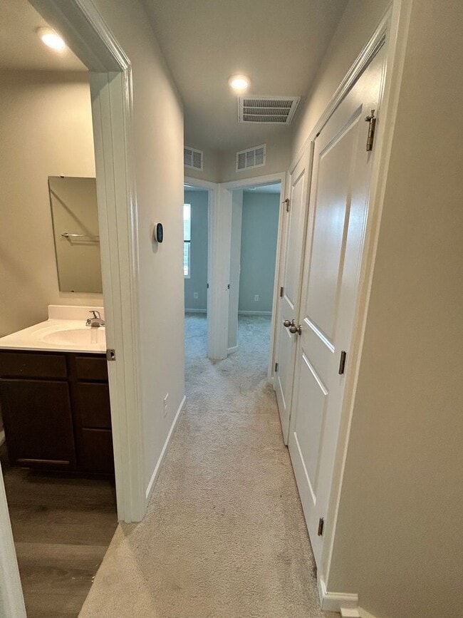 Building Photo - 3 Bedroom 2.5-Bath Home