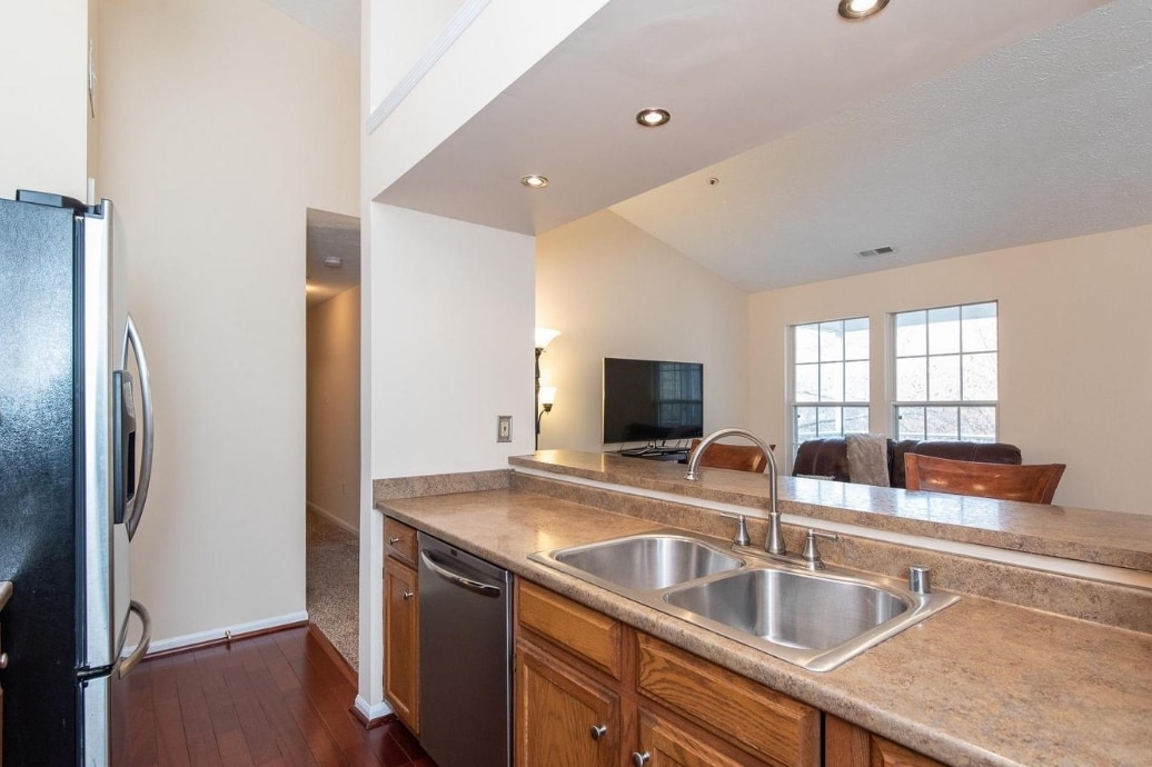 kitchen - 1002 Markham Ct