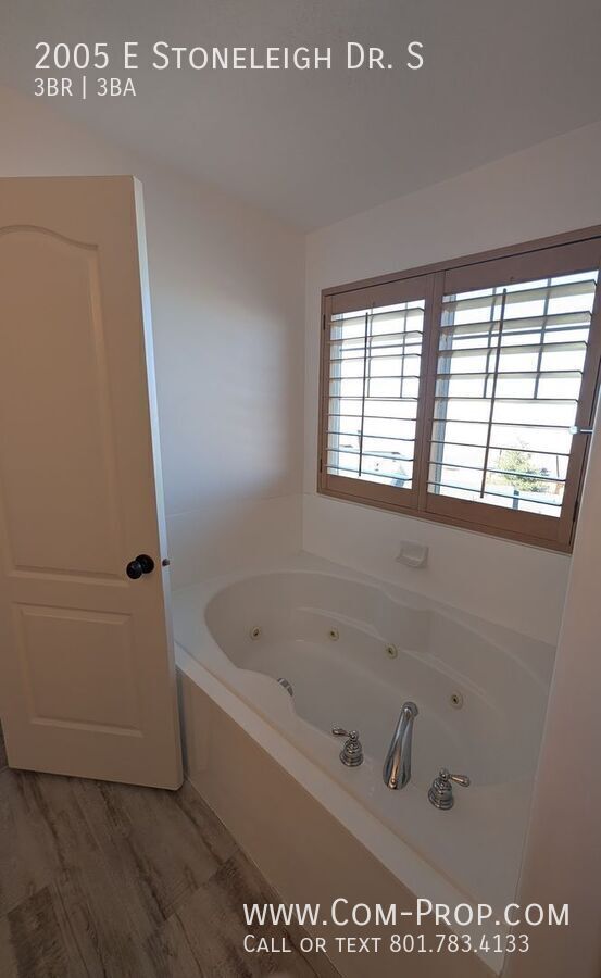 Building Photo - 2005 Stoneleigh Dr S