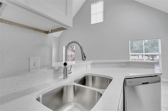 Building Photo - 6005 Westgate Dr