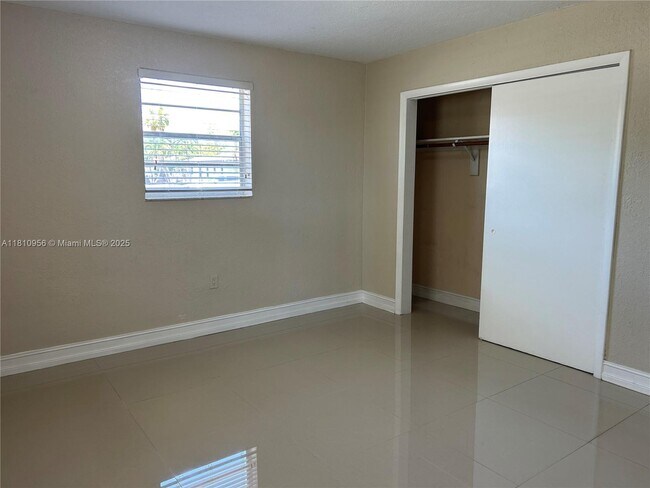 Building Photo - 543 SW 37th Ave