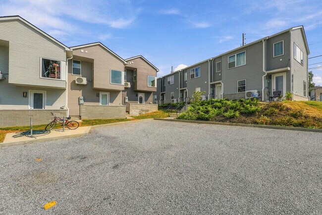 Building Photo - 2725 Whittle Springs Rd