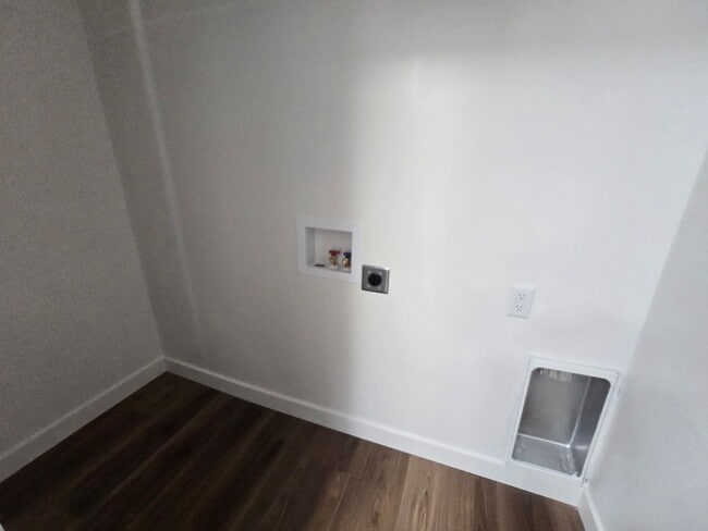 Building Photo - Remodeled 4 Bed, 2 Bath with Double Kitchen & Covered Carport