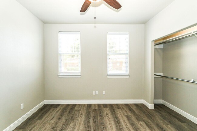 Building Photo - 3 Bed 3 Bath with rooftop Deck!