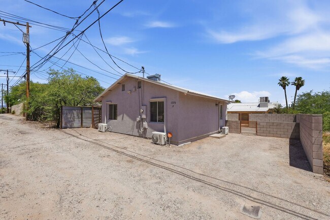 Building Photo - 1226 E Elm St