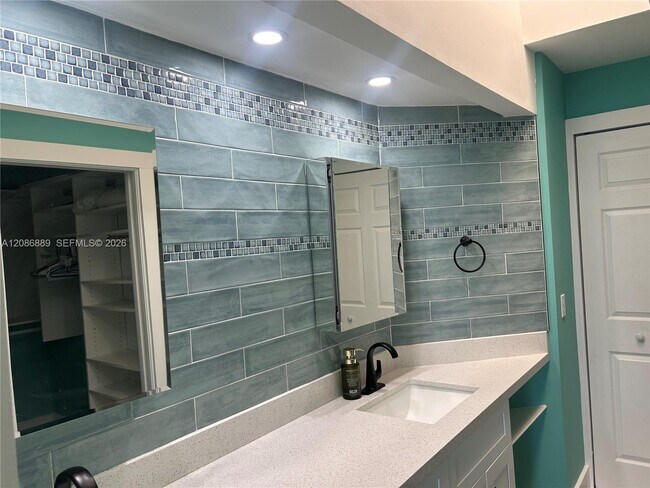 Building Photo - 6142 SE Landing Way
