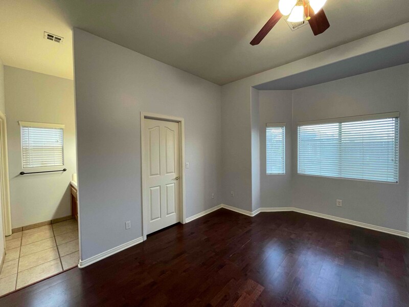 Building Photo - 9415 Godiva Ave