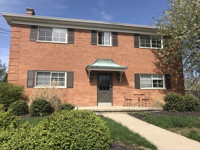 Building Photo - SPACIOUS 2 BR IN HYDE PARK WITH GARAGE
