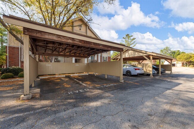 Building Photo - 700 Ridgeside Dr